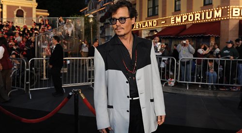 Johnny Depp jest jednym z ulubionych aktorów Tima Burtona. Fani jego talentu uważają, że urodził się za późno, bowiem należy duchowo do epoki romantycznych buntowników - powinien żyć za czasów Lorda Byrona i Shelleya