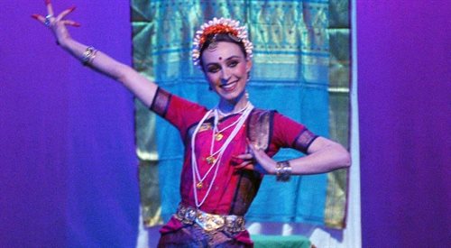 Romana Agnel (na zdjęciu) podkreśla, że w zrozumieniu tańca barokowego pomógł jej taniec indyjski: - W Indiach nabyłam umiejętność przekazywania pięknej poezji gestami rąk, zrozumiałam że można to przenieść na gesty barokowe - mówiła w Dwójce.