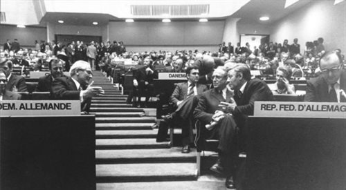 Erich Honecker (po lewej) i Helmut Schmidt na Konferencji Bezpieczeństwa i Współpracy w Europie w Helsinkach