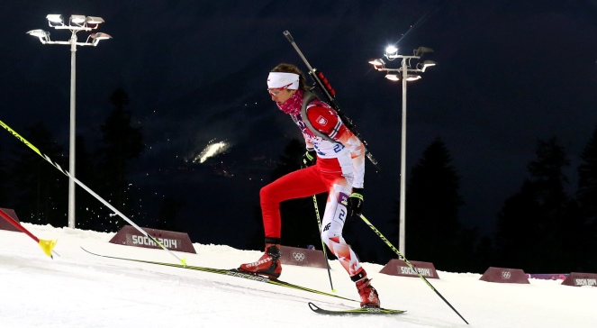 Monika Hojnisz podczas biathlonowego biegu na dochodzenie na 10 km w Soczi