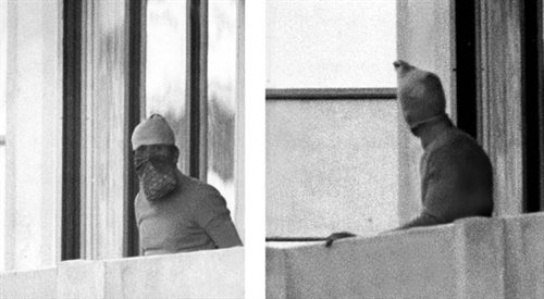 Terroryści na balkonie izraelskiej kwatery. Monachium, 5 września 1972 roku.