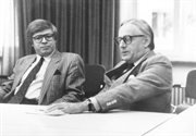 Konferencja programowa zespołu Rozgłośni Polskiej RWE. Widoczni od lewej: Lechosław Gawlikowski i Marek Łatyński.

Data: 1988/08