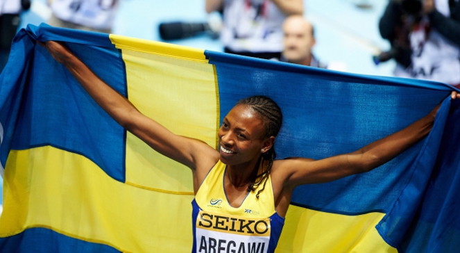 Abeba Aregawi cieszy się ze złotego medalu w HMŚ w Sopocie po biegu na 1500 m kobiet