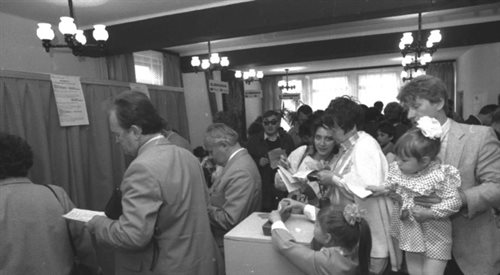 Wybory do Sejmu i Senatu 4 czerwca 1989 roku. Lokal obwodowej komisji wyborczej w Katowicach.