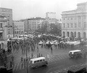 Milicjanci w okolicy Uniwersytetu dowożeni byli specjalnymi busami. Na tym zdjęciu widać, jak spychają studentów za pomnik Kopernika w Warszawie. 