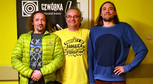 Muzycy z Immanuela, Jacek Dżeksong Onaszkiewicz (gitara i wokal) i Beniamin Onaszkiewicz (perkusja) w czarno-żółtym studiu