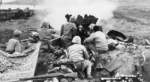 Amerykańscy żołnierze ostrzeliwują japońskie pozycje na górze Suribachi fot. Wikimedia Commons.
