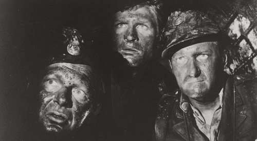 Kadr z filmu Kanał Andrzeja Wajdy (1957). Na zdjęciu od lewej: Sierżant Kula (Tadeusz Gwiazdowski), Smukły (Stanisław Mikulski) i Korab (Wieńczysław Gliński)