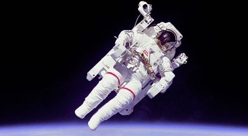 Astronauta w czasie spaceru kosmicznego