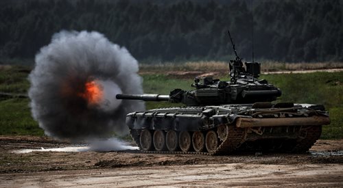 Rosyjski czołg oddaje strzałzdj. ilustracyjne