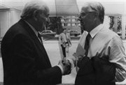 Marek Łatyński (z prawej) z Andrzejem Szczypiorskim przed Sejmem w Warszawie, podczas wizyty prezydenta USA Georga W. Busha (10.07.1989)
