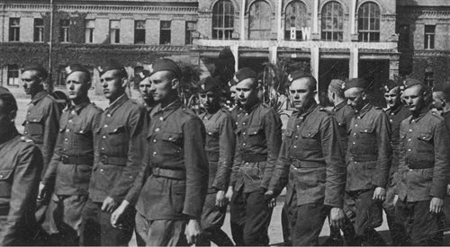 Żołnierze Korpusu Bezpieczeństwa Wewnętrznego podczas defilady. Druga rocznica powstania tej formacji, 24.05.1947 rok.
