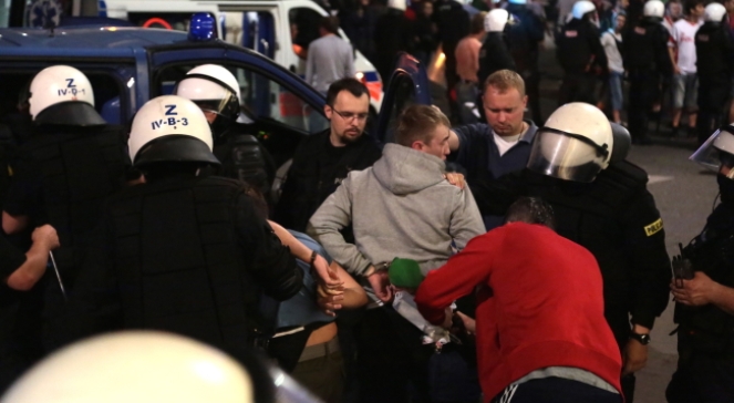 Interwencja policji po przepychankach pseudokibiców w Alejach Jerozolimskich po meczu Grupy A Euro 2012, w którym Polska zremisowała 1-1 z Rosją