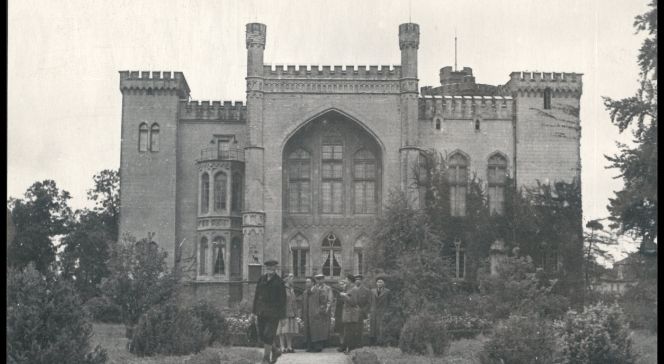 Zamek w Kórniku na zdjęciu z 1948 roku. Autor: Jan Bułhak. Źródło: Polona/Domena publiczna
