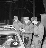 Patrol ORMO i MO oraz żołnierz LWP kontrolują samochody na trasie Łańcut - Przeworsk. W okresie stanu wojennego sprawdzano niemal wszystko i wszystkich. Polska, 8.03.1982 


