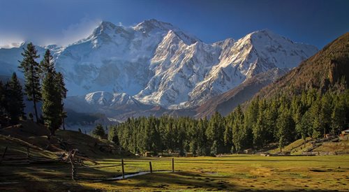 Nanga Parbat to ośmiotysięcznik, dziewiąty co do wysokości szczyt świata (8126 m n.p.m.). Nazwa góry jest mianem kaszmirskim, wywodzi się z sanskrytu i znaczy Naga Góra