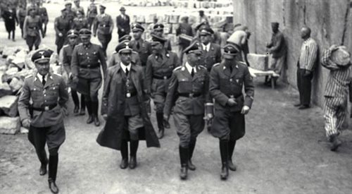Wizyta Heinricha Himmlera w niemieckim obozie koncentracyjnym Mauthausen-Gusen (1941 r.). W długim płaszczu ówczesny Gauleiter Karyntii Franz Kutschera