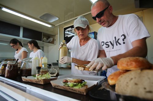 Zjazd foodtrucków w Warszawie. Bary na kółkach zaproponowały przybyłym swoje specjalności - od typowych burgerów począwszy na naleśnikach i deserach skończywszy