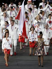 Agnieszka Radwańska z flagą Polski na czele naszej sztafety olimpijskiej 