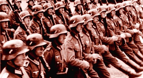 Marsz niemieckich żołnierzy jako pokaz siły armii pod rządami Adolfa Hitlera. Według wielu badaczy to brak rozliczenia Niemiec z przeszłością jest przyczyną wzrastającego tam zainteresowania zjawiskiem przemocy