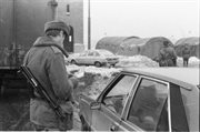 Wojskowy patrol kontroluje samochody na moście Poniatowskiego. Warszawa, 13.12.1981
