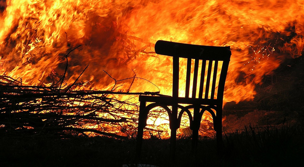 pożar ogień krzesło 1200.jpg