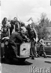 Robotnicy jadą przed budynek KW PZPR. Podpis MSW pod zdjęciem głosi, że mężczyzna, który prowadzi pojazd to: Główny prowodyr zajścia - osoba kierująca całą grupą. Radom, 25 czerwca 1976 