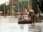 Ratownicy wypływający w kierunku najbardziej poszkodowanych przez powódź części Wrocławia. 