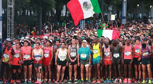 Uczestnicy 34. Maratonu w Mexico City, jednego w najważniejszych obecnie społeczno-kulturalnych wydarzeń w Meksyku
