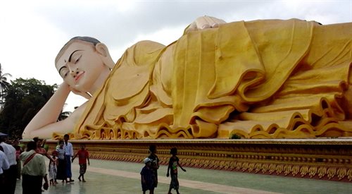 Birmańczycy całymi rodzinami podróżują po kraju, by odwiedzać świątynie. Jeśli na swojej drodze spotkają turystę, podchodzą i zagadują - opowiadała Magdalena Skibińska
