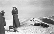 Gen. Władysław Anders obserwuje przez lornetkę ćwiczące oddziały. Dżałał-Abad, Kirgistan, ZSRR, luty 1942