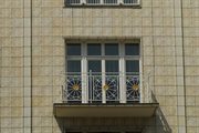 Berlin, aleja Karola Marksa. Metaloplastyczna balustrada balkonu.
