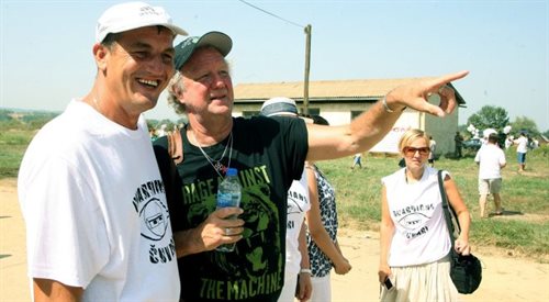 Fikret Alic (L), były więzień obozu w Omarsku z brytyjskim dziennikarzem Edem Vulliamym (P) podczas obchodów 20 rocznicy zamknięcia obozu. Vulliamy jako pierwszy pokazał światu zdjęcia obozów na północnym-zachodzie Bośni i Hercegowiny podczas wojny w latach 1992-95.