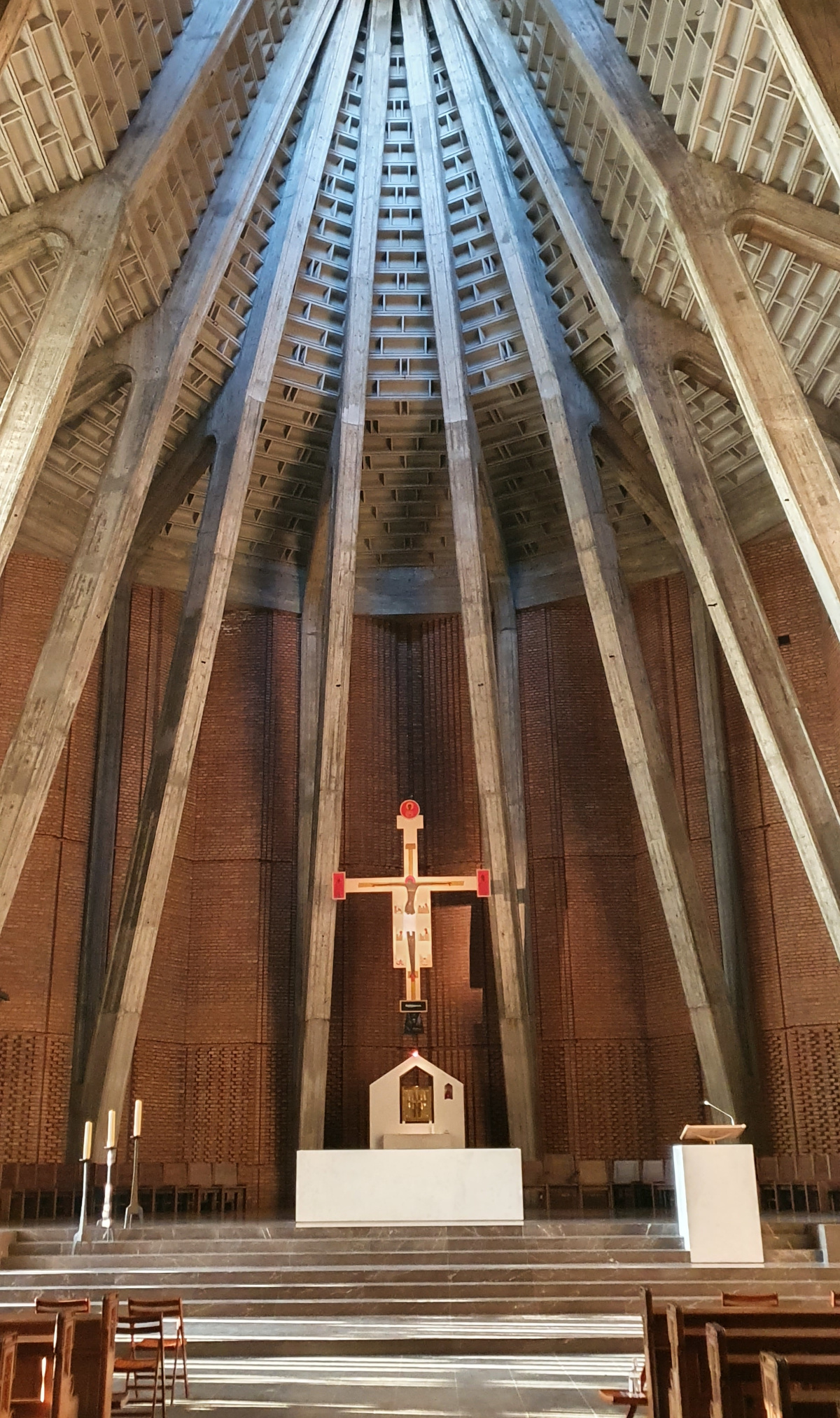 Krzyż autorstwa Jerzego Nowosielskiego w kościele dominikanów na warszawskim Służewie. Fot. JP
