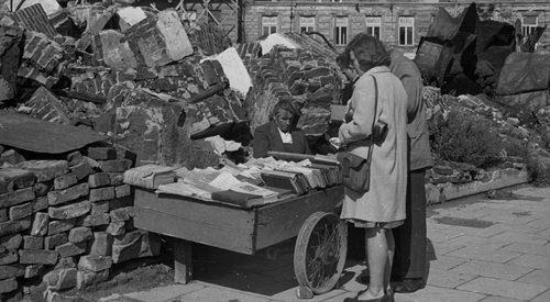 Warszawa, 1947 rok, uliczna sprzedaż książek w Śródmieściu