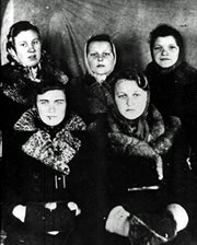 Kazachstan, kołchoz Czechowka, 23 marca 1941. Stoją od lewej Maria Szyszkowska, Aleksandra Brzezińska, Jadwiga Strzępka; siedzą od lewej Zdzisława Peszyk, Anna Strzępka.
	 
 
 
