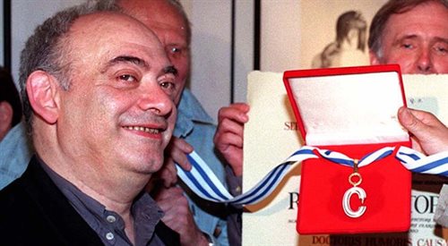 Roland Topor w warszawskim Muzeum Karykatury odbiera tytuł doctora humoris causa. 1996 r.
