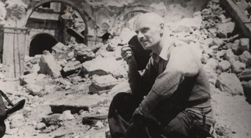 Generał Władysław Anders na ruinach klasztoru na wzgórzu Monte Cassino. Włochy, maj 1944