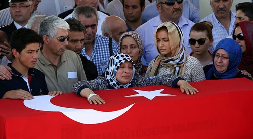 Modląc się przed trumnami ofiar nieudanego zamachu stanu w Turcji,