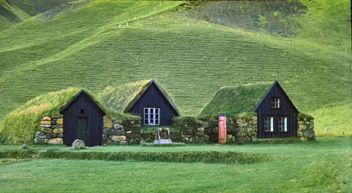 Tak niezwykłe krajobrazy, jak pokryte trawą domy, to na Islandii codzienność