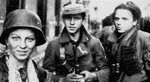 Żołnierze AK z batalionu Radosław 2 sierpnia 1944 na jednej z warszawskich ulic