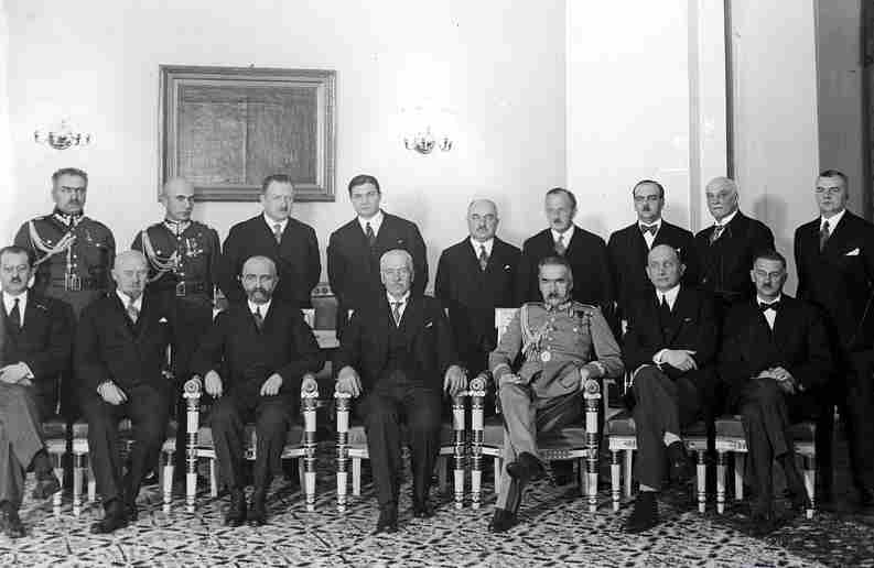 Drugi rząd Walerego Sławka – minister Bronisław Pieracki stoi czwarty od lewej, fot. wikipedia/dp