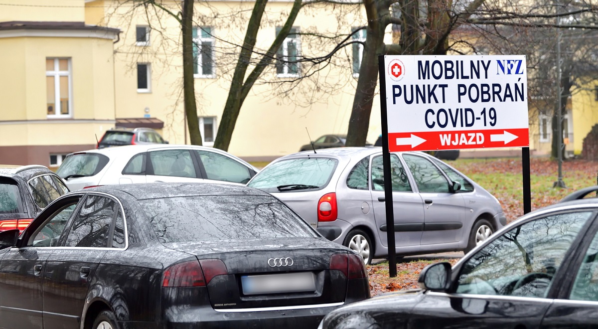 Coronavirus in Poland: Cars line up outside a drive-through COVID-19 testing site in the town of Mińsk Mazowiecki east of Warsaw.