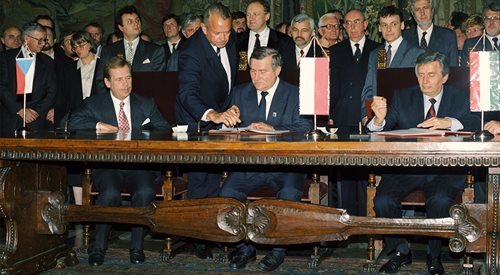 Szczyt przywódców Grupy Wyszehradzkiej w 1991r. Dokumenty podpisują: prezydenci Czechosłowacji Vaclav Havel, Polski Lech Wałęsa oraz premier Węgier József Antall
