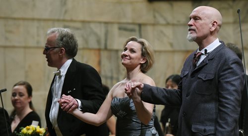 Dyrygent Martin Haselbck, sopran Marie Arnet i John Malkovich w Filharmonii Narodowej w Warszawie 5 kwietnia 2017 r.