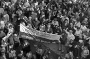 Stan wojenny. Manifestacja przed katedrą św. Jana Chrzciciela na Starówce. Warszawa, 1.05.1983