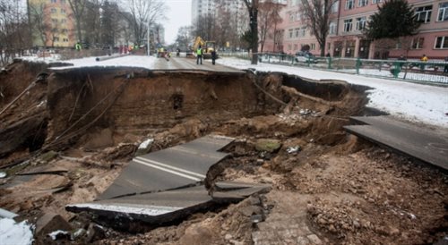 W Ostrowcu Świętokrzyskim, w nocy zapadła się ziemia na rogu ulic Polnej i Rosłońskiego.