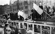 Robotnicy stoją na tramwaju. Poznań, czerwiec 1956 