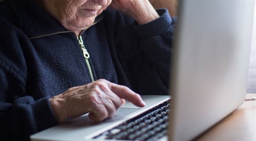 Starsza kobieta padła ofiarą internetowego oszustwa, straciła ponad 270 tys. zł.
