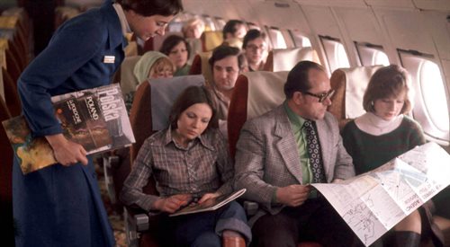 Pasażerowie i stewardesa na pokładzie samolotu Polskich Linii Lotniczych w 1978 roku.